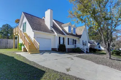 Cozy and Quiet- Private Upstairs Duplex Hotels near Sesquicentennial State Park