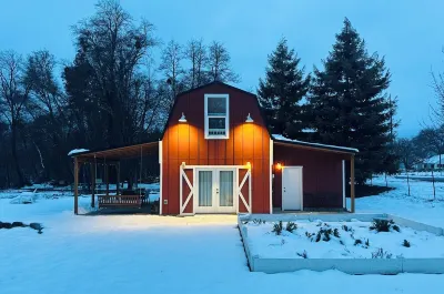 Red Barn in Wine Country Hotels near Applegate Library