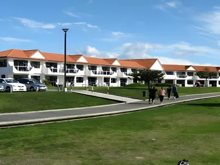 Harbour View Motel on Ahuriri Beach in Napier NZ with Sea View Suites Отели в г. Нейпир