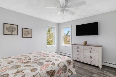 6 Bedroom, A/C, Walk to Beach, Recently Updated