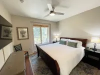 Walk to Eagle/Cozy Slopeside Stay/lg. Deck with Golf Course View and BBQ