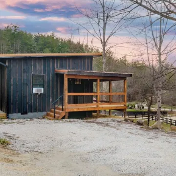 Cozy Hiker’s Retreat with Relaxing Hot Tub.