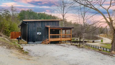 Cozy Hiker’s Retreat with Relaxing Hot Tub.