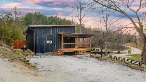 Cozy Hiker’s Retreat with Relaxing Hot Tub.
