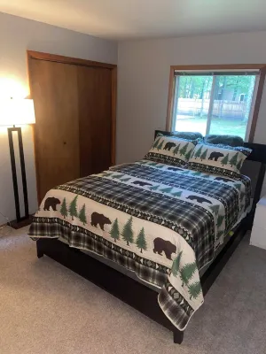 Cozy cabin a mile from Higgins Lake