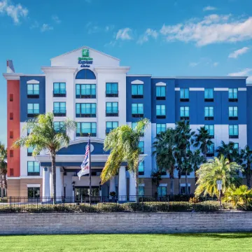 Holiday Inn Express & Suites ORLANDO - INTERNATIONAL DRIVE by IHG