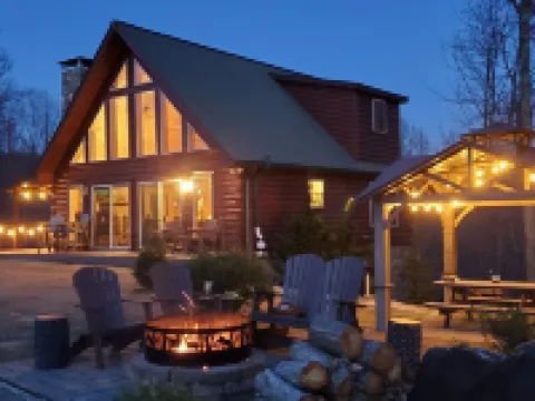 Private Cabin, Mountain View, Fireplace, Jetted Tub, Game Room, EV Charger โรงแรมในMcDowell County