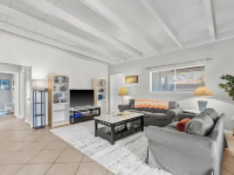 Lobster Louie's Inn - Cozy 2/1 Mins from Beaches. Fenced yard. Pet Friendly. Hoteles en Whitfield