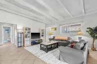 Lobster Louie's Inn - Cozy 2/1 Mins from Beaches. Fenced yard. Pet Friendly.