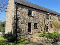 Cosy cottage on small park with pool, bar, tennis  호텔