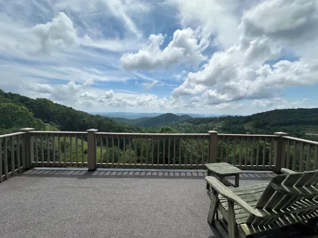 On the Rocks - Cozy 1-br condo w/ stunning views 5 mins to downtown Blowing Rock Отели в г. Blowing Rock