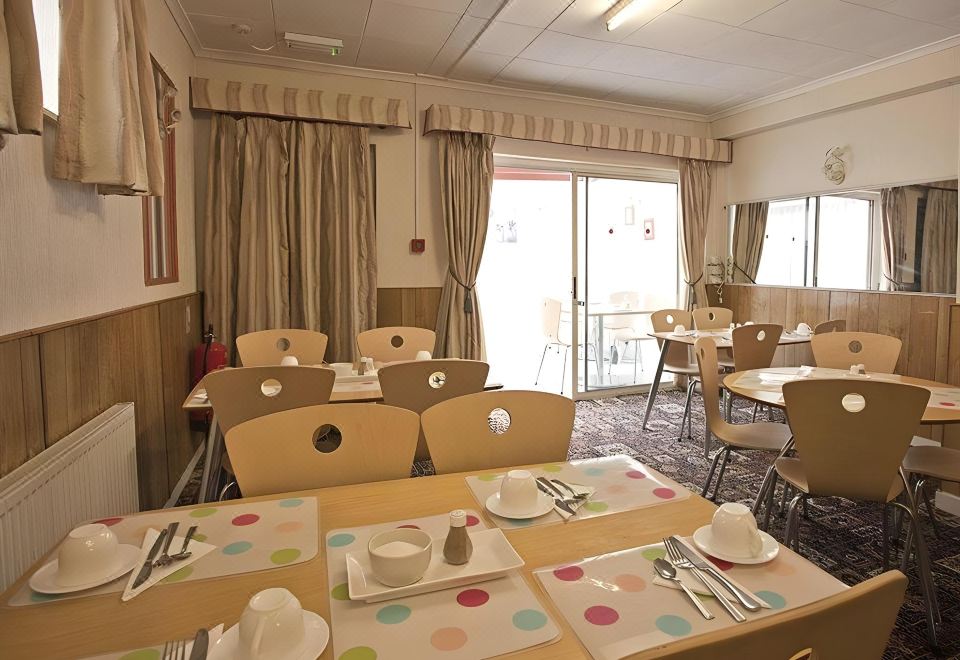 1. 얼스 코트 호텔..