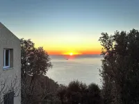 Quiet house with superb sea view