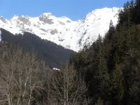 GITE LA BALMETTE A 12 MN EAU D'OLLE EXPRESS - Sleeps 8 or 16 فنادق في Allemont