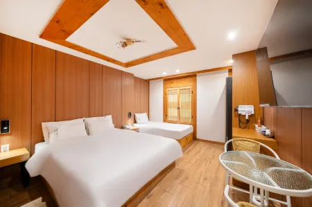 Jeonju Sanchaek Hanok Hotel Отели в г. Чонджу