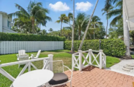 King Bedrooms, Two Blocks to Gulf, Shopping, and Dining in Old Naples