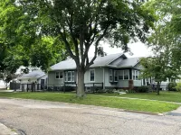 Charming 2-bedroom house in lovely Algona with WiFi, AC Hotels in Algona
