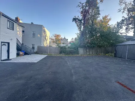 Comfort Meets Style 3-bedroom apartment with WiFi and Parking Close to NYC