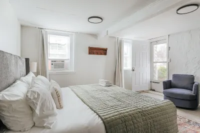 Secret Garden Studio Hotel dekat Mary Baldwin University