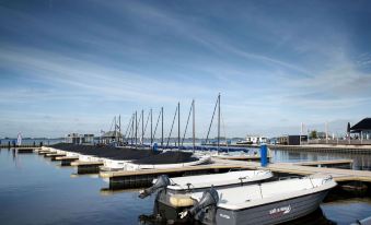 Houseboat with Stunning Views