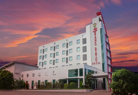 Shang Ratu Hotel Отели рядом с достопримечательностью «Alun - Alun Gubernuran Jambi»