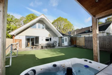 Four Corners Holiday Home Hot Tub & Sauna Отели в г. Ферндаун