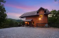 ลิฟวิน ออน เมาน์เทน ไทม์ เคบิน 4 ห้องนอน โดย RedAwning - 4 ดาว