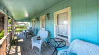 Charming House 1/2 Block from Bay