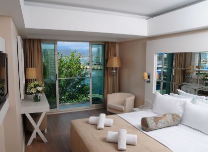 Alesta Yacht Hotel