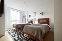 Airy 3 Br Flat w Shared Deck - Gym - Mins to NYC - Holiday Apartments