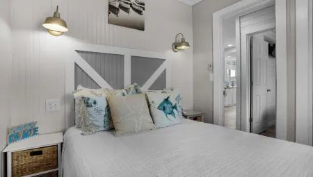 6 Minutes to the Gulf, Cute & Coastal Cottage: Sleeps 6
