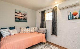 Bright & Cozy Mid Town Zen Yard Studio!