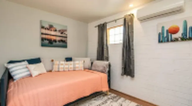 Bright & Cozy Mid Town Zen Yard Studio!