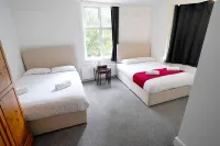 Gatwick Birchwood Lodge with Holiday Parking فنادق في Salfords