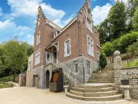 Luxurious villa with heated pool Hotels in 