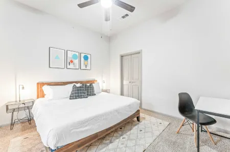 Cozy 2BR Suite Close to Downtown w Fast Wifi