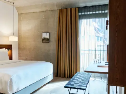 คาร์ล ออกัสต์ - โรงแรมในบริเวณใกล้เคียง