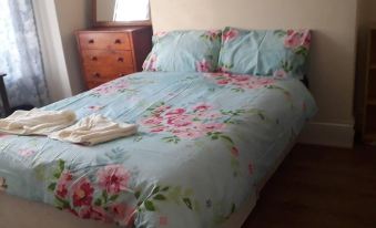 Homely 4-Bed House in Manchester