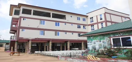 Mother's Royal Hotel Отели в г. Эйкросо