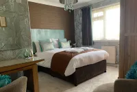 Ramsey House - Luxury Licensed B&B - Parking and Guest Lounge