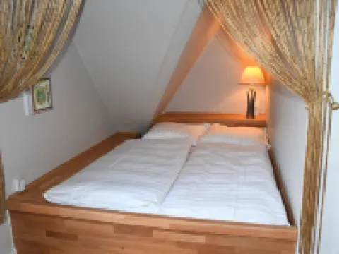 ラブリー タウン アパートメント - スリープス 5, パーキング & ガーデン グラムのホテル