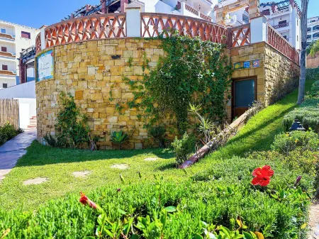 Apartment with Pool Direct Access to Sea Отели рядом с достопримечательностью «plage oued laou»