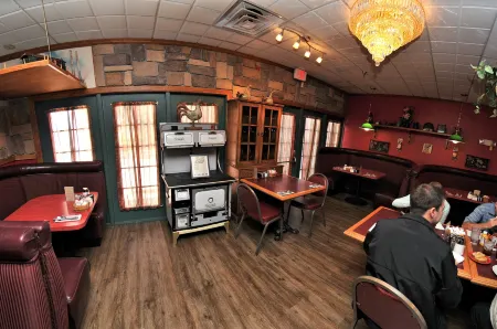 Prospector Hotel & Casino Отели рядом с достопримечательностью «Ely Renaissance Village»