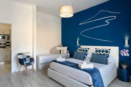 Les Suites des Tout le Monde Отели рядом с достопримечательностью «Собор Святых Филиппа и Иакова»