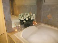 A Vista Villa Couples Retreat - Hot Tub