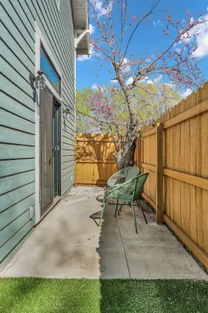 Charmingly Stylish 1-bed Loft Apt! Wonderful Lawrence Barker neighborhood Отели в г. Дуглас