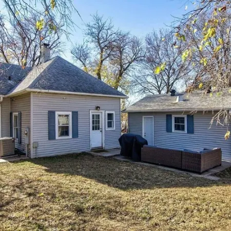 Cozy 2 bedroom cottage, near Stadium.