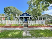 Blue Bungalow~Charming Carolina Place~Mins to Riverfront + UNCW~7 miles to Beach One Tree Hill: TRIC 주변 호텔