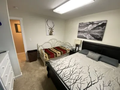 Bijou Basin Tranquility: walk out basement 1 bedroom, 1 bath 5+ acres w/ hot tub