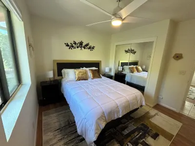 Relaxing Retreat with game room. Only 5 minutes to downtown Prescott! Upper Goldwater Lake parking附近的飯店